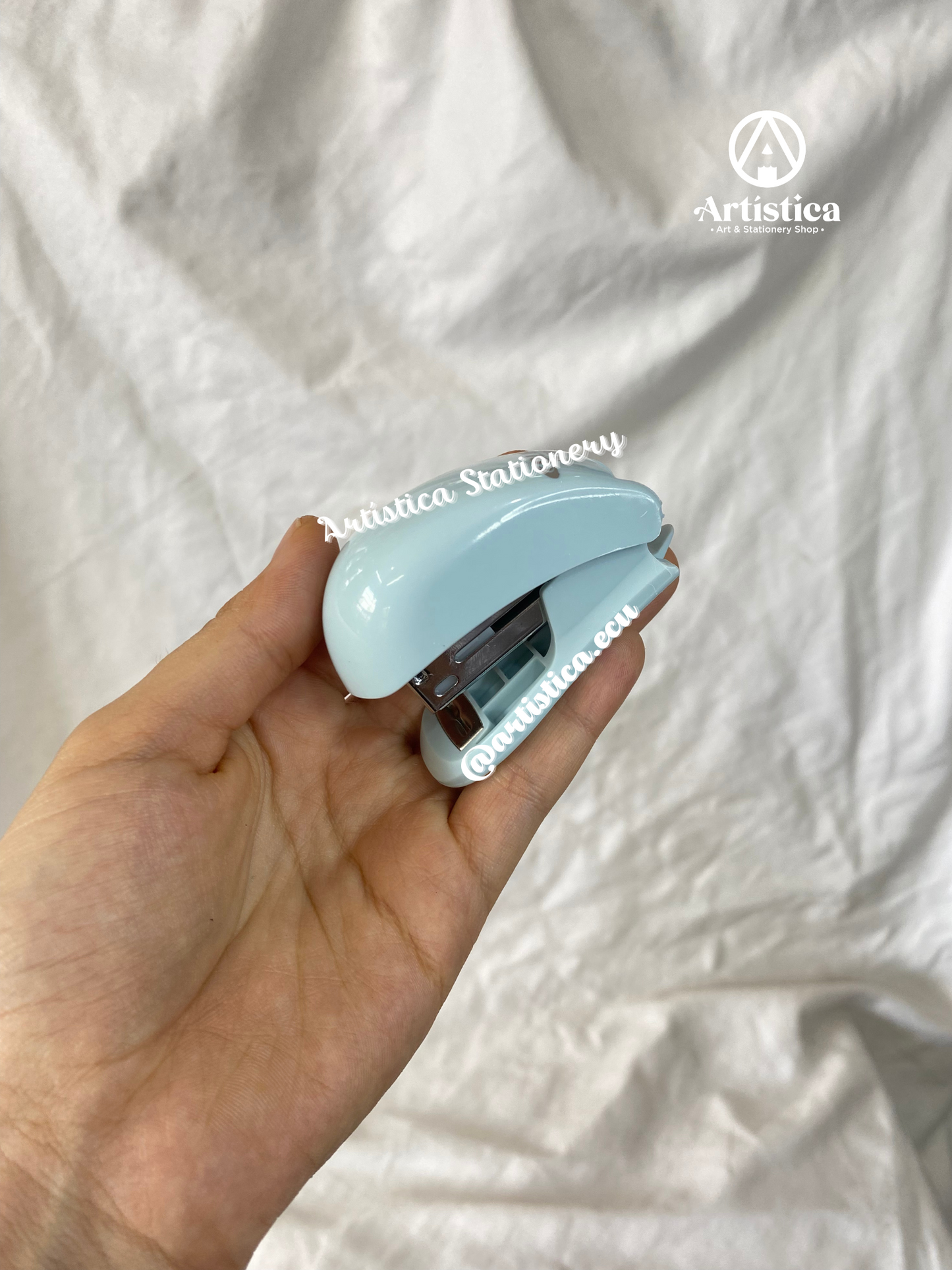 Mini grapadora en tono pastel