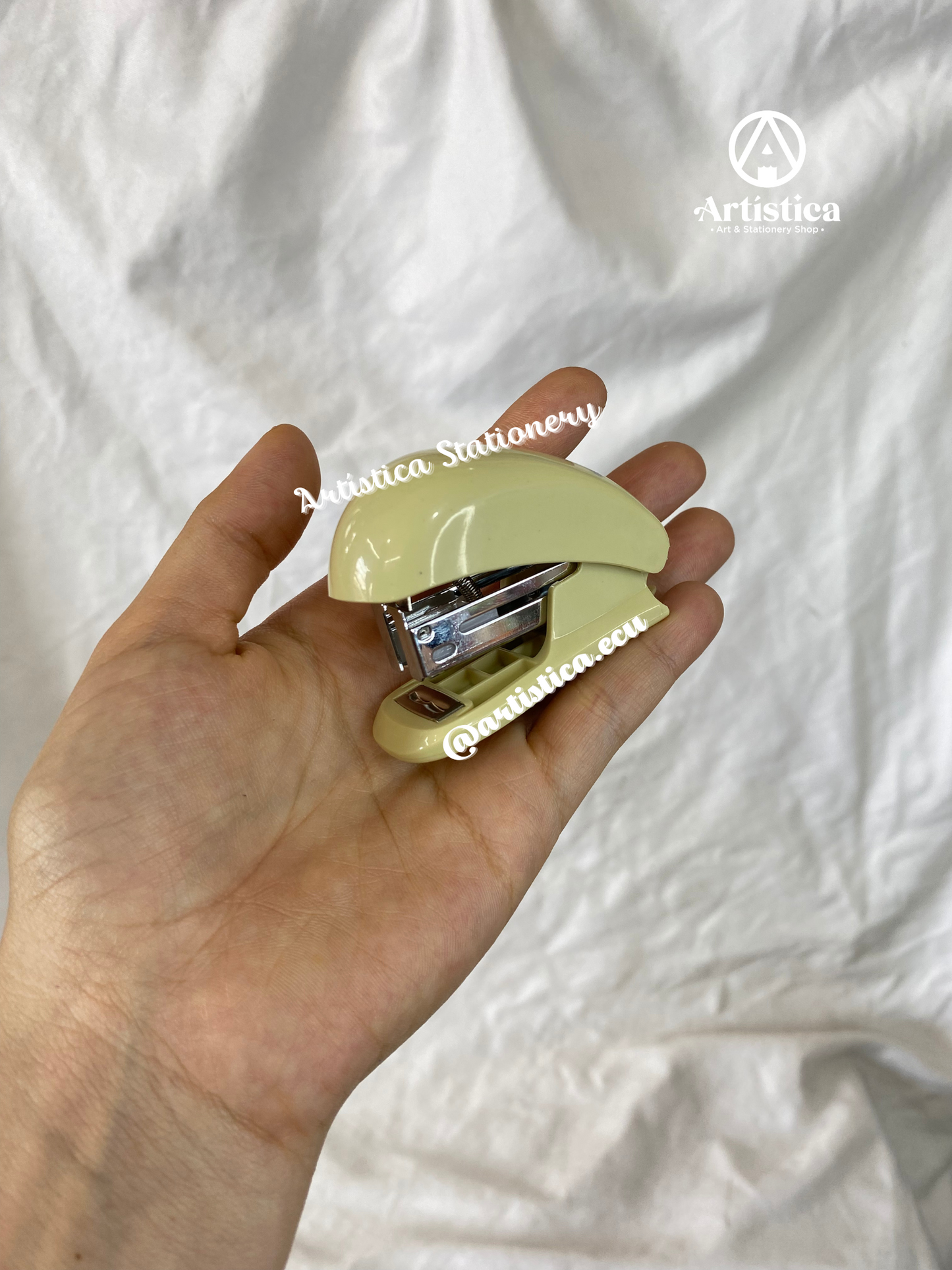 Mini grapadora en tono pastel