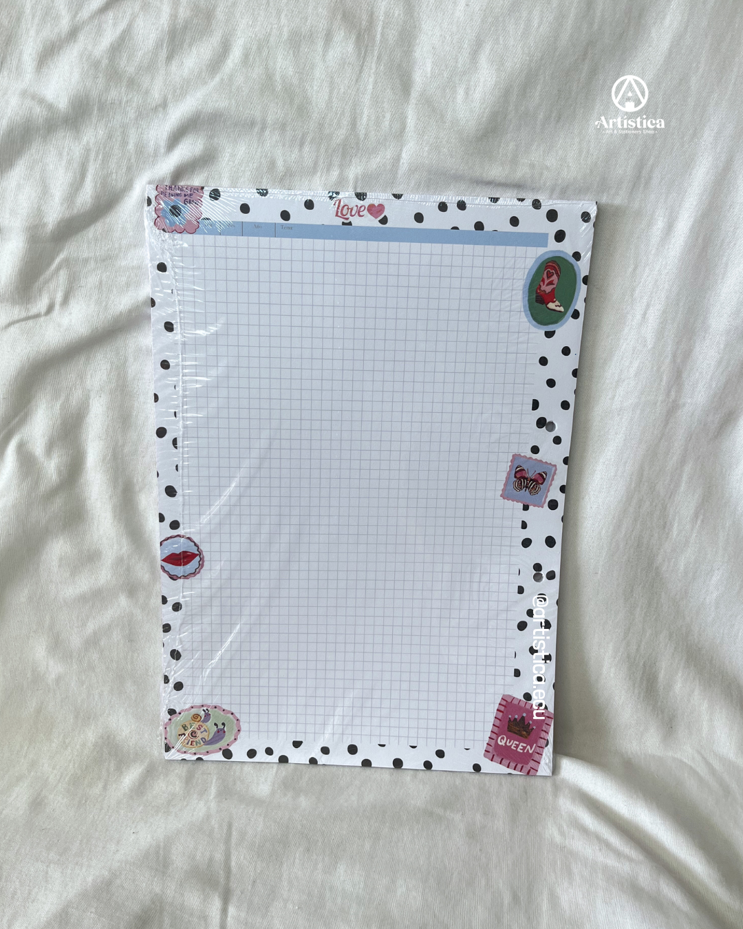 Hojas a cuadros con bordes decorados Love