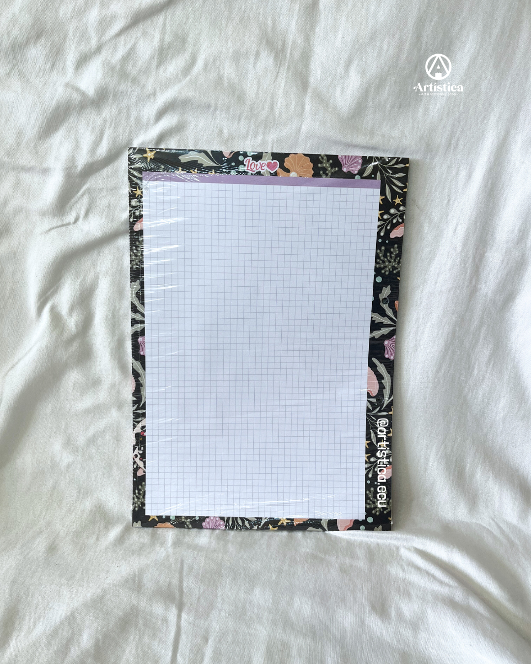 Hojas a cuadros con bordes decorados Love