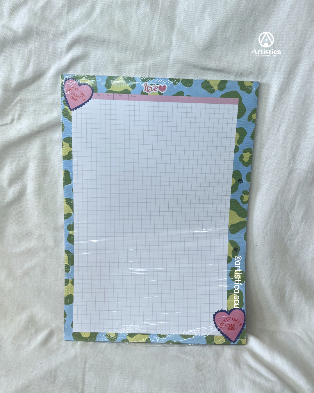 Hojas a cuadros con bordes decorados Love